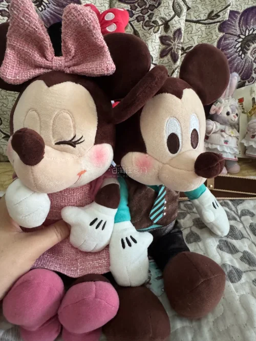 以前都是在中古店淘东迪出的挂件、公仔，有些款价格被炒得太高啦而且状态也一般，就想着自己切煤试试。第一次切煤还挺顺利的，收到了3个特别萌的米奇米妮娃娃，第三个已经带去给他们开过光啦！