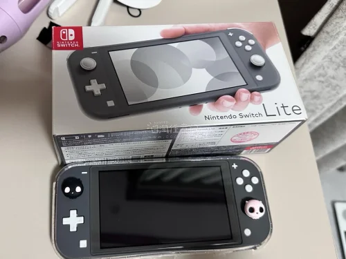 日淘安全下车！Switch Lite成色和商品描述完全一致，机身无磕碰划痕，屏幕无坏点漏光，按键摇杆全部正常没有漂移，整机小巧轻便，通勤揣包里超方便，打包严实物流稳定，性价比远超国内二手，很满意！