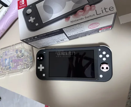 日淘安全下车！Switch Lite成色和商品描述完全一致，机身无磕碰划痕，屏幕无坏点漏光，按键摇杆全部正常没有漂移，整机小巧轻便，通勤揣包里超方便，打包严实物流稳定，性价比远超国内二手，很满意！