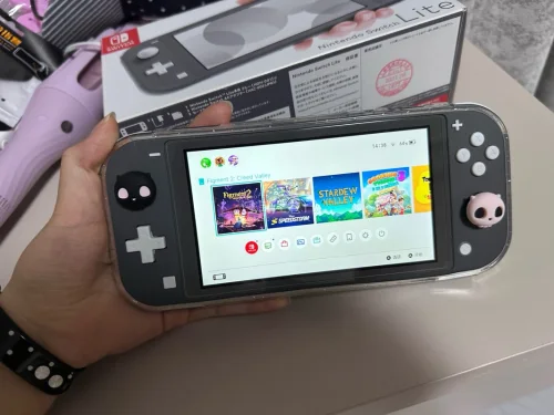 日淘安全下车！Switch Lite成色和商品描述完全一致，机身无磕碰划痕，屏幕无坏点漏光，按键摇杆全部正常没有漂移，整机小巧轻便，通勤揣包里超方便，打包严实物流稳定，性价比远超国内二手，很满意！