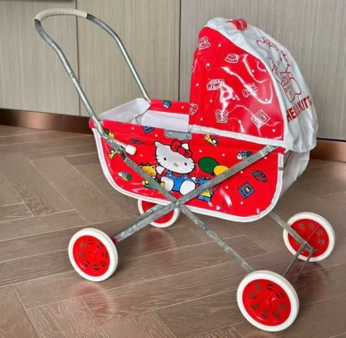 之前成功拿下中古Hello Kitty婴儿车，停产款式很难偶遇。仔细核验商品图，大致没啥问题，面料有岁月痕迹属于正常中古品相。转运整体顺利！到手后用来拍照十分出片，满足多年少女情怀！