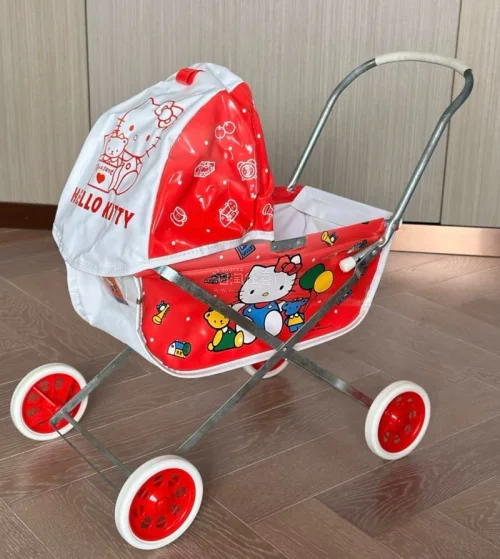 之前成功拿下中古Hello Kitty婴儿车，停产款式很难偶遇。仔细核验商品图，大致没啥问题，面料有岁月痕迹属于正常中古品相。转运整体顺利！到手后用来拍照十分出片，满足多年少女情怀！