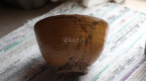 非常漂亮的伊罗保抹茶碗，手工拉胚很有质朴气息，碗身上的黄色釉面非常柔和，同时偶然的绿色流釉可谓点睛之笔。
