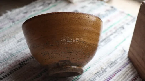 非常漂亮的伊罗保抹茶碗，手工拉胚很有质朴气息，碗身上的黄色釉面非常柔和，同时偶然的绿色流釉可谓点睛之笔。