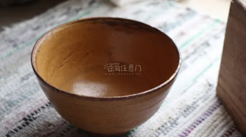 非常漂亮的伊罗保抹茶碗，手工拉胚很有质朴气息，碗身上的黄色釉面非常柔和，同时偶然的绿色流釉可谓点睛之笔。