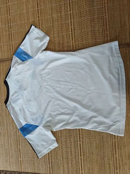 最近有时间逛逛，看到好多喜欢的衣服，这件T恤不错，面料有弹性，轻薄透气，穿上很舒服，任意门平台活动多发货快，满意！