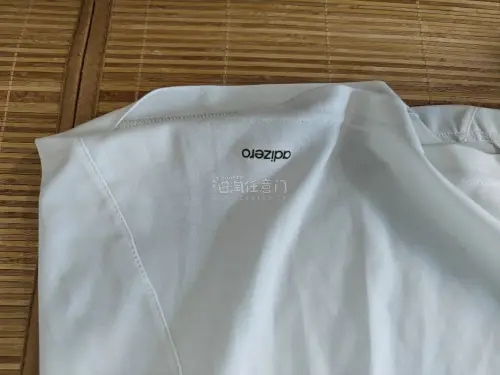 最近有时间逛逛，看到好多喜欢的衣服，这件T恤不错，面料有弹性，轻薄透气，穿上很舒服，任意门平台活动多发货快，满意！