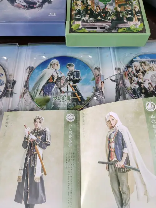 这次切了喜欢的舞台剧作品刀剑乱舞的蓝光碟和自推小演员荒牧庆彦的小羊玩偶，打包很安心盒子状态也很好，玩偶也顺利安全到家！能买到自推物料真的太幸福啦～下次切煤依然选择挖煤姬！方便又安心～
