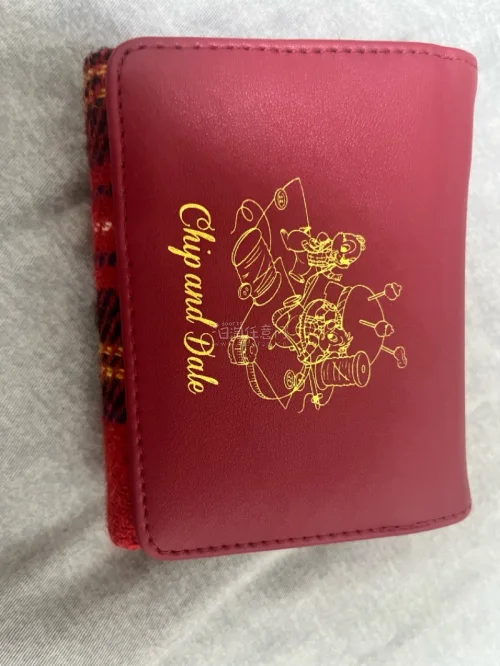 在挖煤姬上切到了好价的冬日努努，之前在其他平台上看到的价格有点点超预算。最后转战到挖煤姬，发现价格超好。顺带看到了好价的Harristweed的钱包，以及一个可爱的Hellokitty，朋友很喜欢。