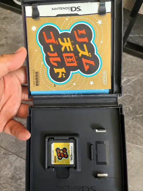 
挖煤姬海淘卡带安全下车✨
收获一批3DS、NDS正版日版游戏，最惊喜的是好几张都是箱说齐全！外盒封面保存完好，说明书完整无缺，卡带成色干净，几乎没有明显磨损。
中古收藏党都懂，带盒带说明书的卡带和裸卡质感差距太大，完整一套才有当年原装游戏那味儿。打包防护做得很到位...