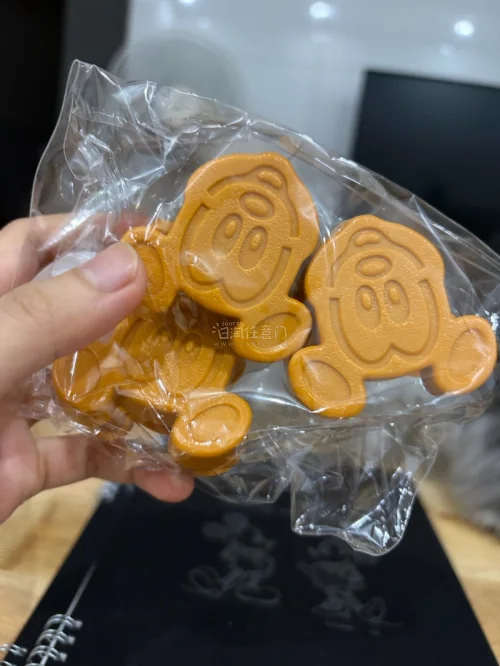 七月的不知道多少箱的小米奇了，这个小小的书立真的超级好看又实用，本子也是质感满满！这次到的东西都很不错，物流也很快