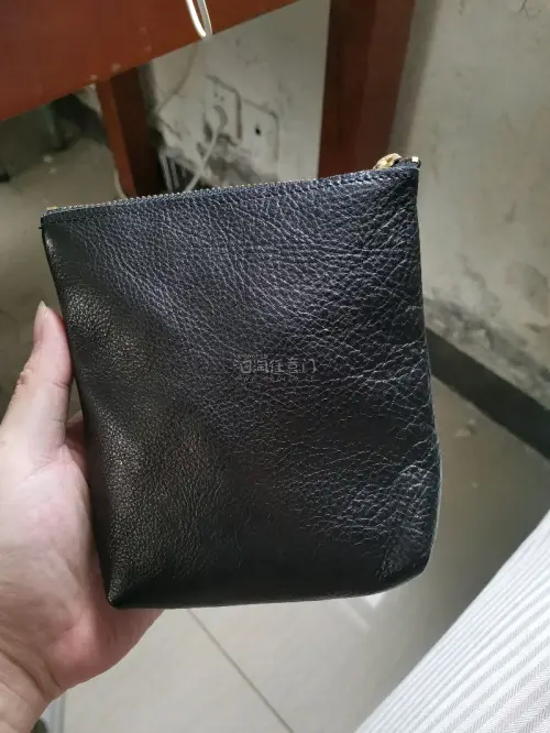 皮腰包做工非常扎实，拉链采用的是ykk黄铜拉链，皮质柔软手感好，拉链配有流苏，非常好看，增加了一份点缀。创意设计非常好，既可以穿在皮带上，也可以加背带挎在身上。