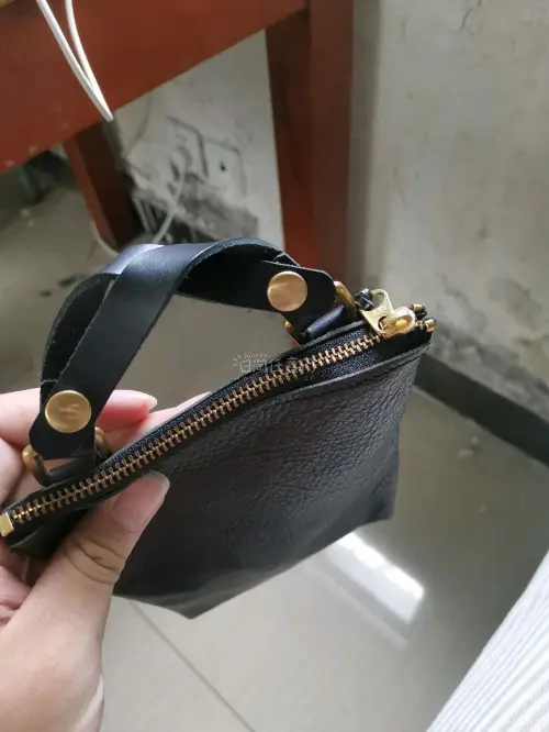 皮腰包做工非常扎实，拉链采用的是ykk黄铜拉链，皮质柔软手感好，拉链配有流苏，非常好看，增加了一份点缀。创意设计非常好，既可以穿在皮带上，也可以加背带挎在身上。