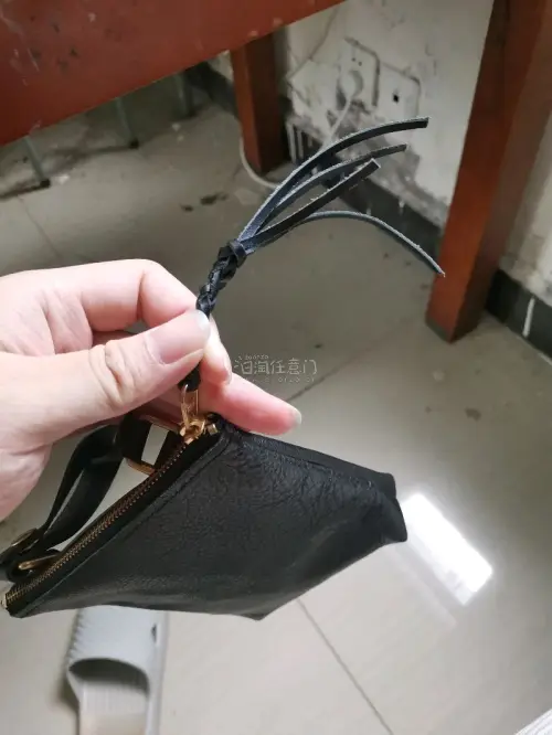 皮腰包做工非常扎实，拉链采用的是ykk黄铜拉链，皮质柔软手感好，拉链配有流苏，非常好看，增加了一份点缀。创意设计非常好，既可以穿在皮带上，也可以加背带挎在身上。