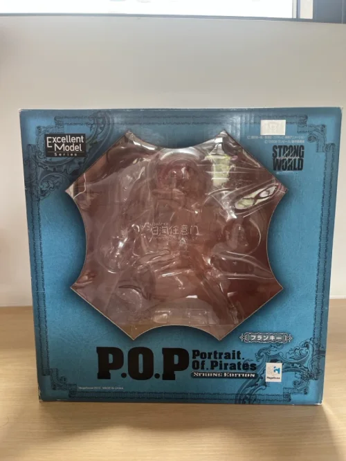 这款MegaHouse出品的《海贼王》POP STRONG EDITION系列弗兰奇手办，以剧场版《强者世界》中黑衣造型为原型，完美还原了角色标志性的机械臂与夸张武器，细节刻画精致，肌肉线条与服装褶皱都极具张力。手办底座印有“STRONG WORLD FRANKY”...