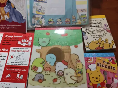 超喜欢这套角落生物便签本！印刷清晰，图案软萌治愈，配色柔和不刺眼。包装完好没有磨损，纸质厚实，书写不容易洇墨。日常用来记笔记、写便签、做手账都很合适，实用性很高，整体购物体验特别满意，很值得入手。