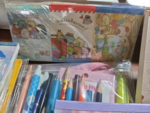 超喜欢这套角落生物便签本！印刷清晰，图案软萌治愈，配色柔和不刺眼。包装完好没有磨损，纸质厚实，书写不容易洇墨。日常用来记笔记、写便签、做手账都很合适，实用性很高，整体购物体验特别满意，很值得入手。