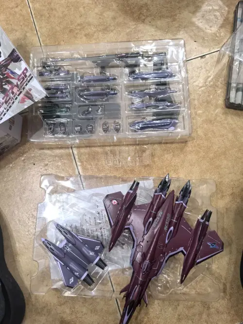 出色的“铁飞机”！变形设计巧妙，最惊喜的是可动手无需替换即可完美变形。脚掌抓地力强，搭载SP背包后厚重稳固，可玩性极高！
