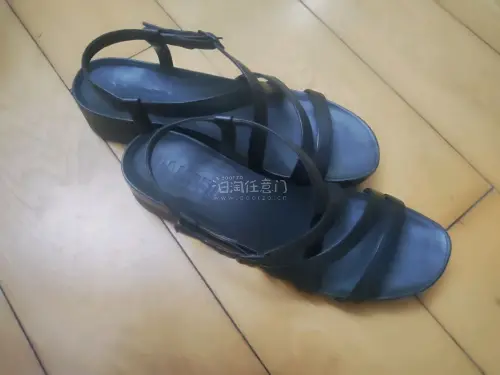 在挖煤姬成功收到心仪的Camper凉鞋，开心！鞋身线条雅致优美，独特鞋底设计一眼心动，上脚舒适度拉满，已经成为我最爱的凉鞋之一。平台操作省心，打包稳妥，物流进度更新清晰，等待全程安心。顺利安全下车，能淘到心仪单品太满足，后续日淘还会继续用挖煤姬～