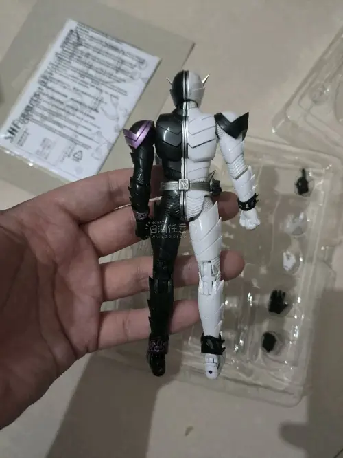 这次在任意门代购的是老玩具假面骑士獠牙王牌shf，因为是日拍所以价格很香，任意门打包也非常稳妥到货没有问题