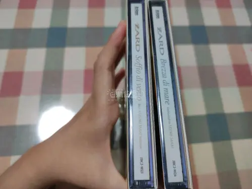海淘CD开箱分享，海外原版碟片质感出众，内页装帧细节满满。漫长转运耐心等待，拆箱时刻格外治愈。记得做好防压防护，理性下单，享受收集实体唱片的快乐。