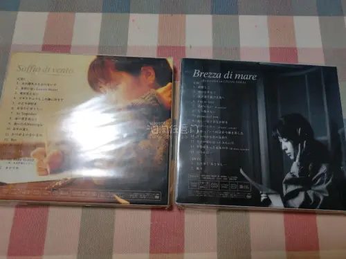 海淘CD开箱分享，海外原版碟片质感出众，内页装帧细节满满。漫长转运耐心等待，拆箱时刻格外治愈。记得做好防压防护，理性下单，享受收集实体唱片的快乐。
