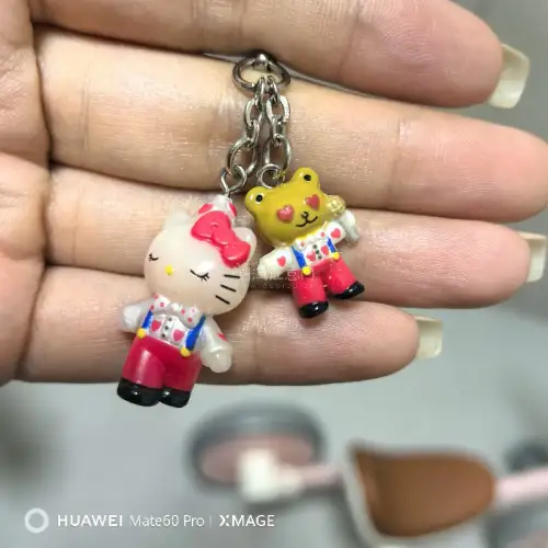 
挖煤姬切煤成功✨淘到心仪KT中古挂件，实物品相超出预期。漂洋过海平安到手，小小一只挂包超耐看，收集Kitty的快乐，大概就是不断遇见心动小物件。
