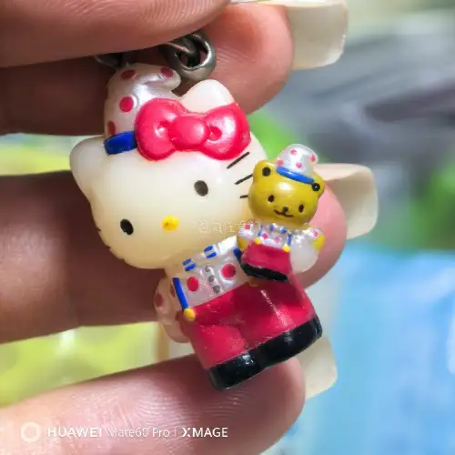 
挖煤姬切煤成功✨淘到心仪KT中古挂件，实物品相超出预期。漂洋过海平安到手，小小一只挂包超耐看，收集Kitty的快乐，大概就是不断遇见心动小物件。