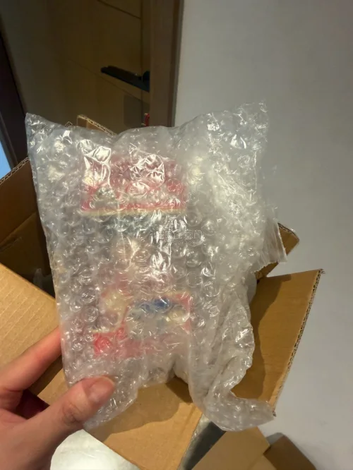         这次入手1991年Takara出品的樱桃小丸子中古人偶，全程走单独包裹、未申请合箱，选择代缴关税服务，整体购物体验很不错。商品本体保存状态超出预期，原厂包装盒仅有轻微边角磨损，人偶漆面、发丝、裙装细节完整，没有发黄开裂、掉漆这类中古常见瑕疵，角色品相...