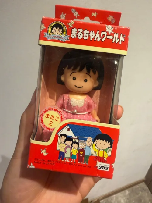         这次入手1991年Takara出品的樱桃小丸子中古人偶，全程走单独包裹、未申请合箱，选择代缴关税服务，整体购物体验很不错。商品本体保存状态超出预期，原厂包装盒仅有轻微边角磨损，人偶漆面、发丝、裙装细节完整，没有发黄开裂、掉漆这类中古常见瑕疵，角色品相...
