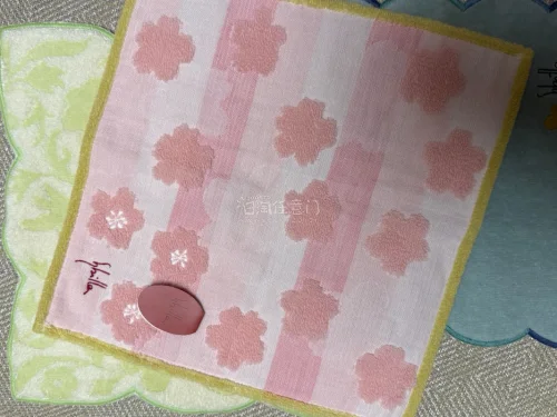 最近迷上买一些可可爱爱的小东西，这款刺绣毛巾超级精致，价格也不贵，在挖煤姬开心捡漏，期待之后更多优惠活动