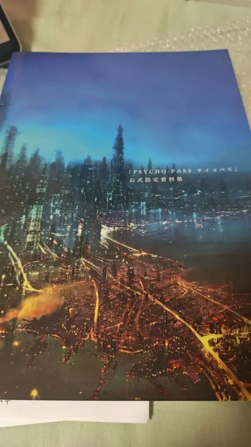 非常好价拍到了这套pp的资料设定集，质感非常好，里面的画面也很精美，再加上一起拼箱回来的gino的明信片，太帅了，挖煤姬包的还挺小心的，ems很顺利就通关啦