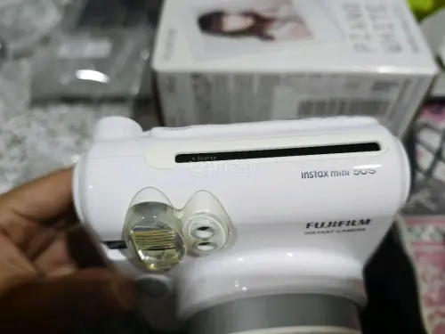终于买到白色的拍立得了，白色会比黑色亮眼很多，但是也很难保存，这个也有一点点轻微的氧化，但是总体成色还是挺好的