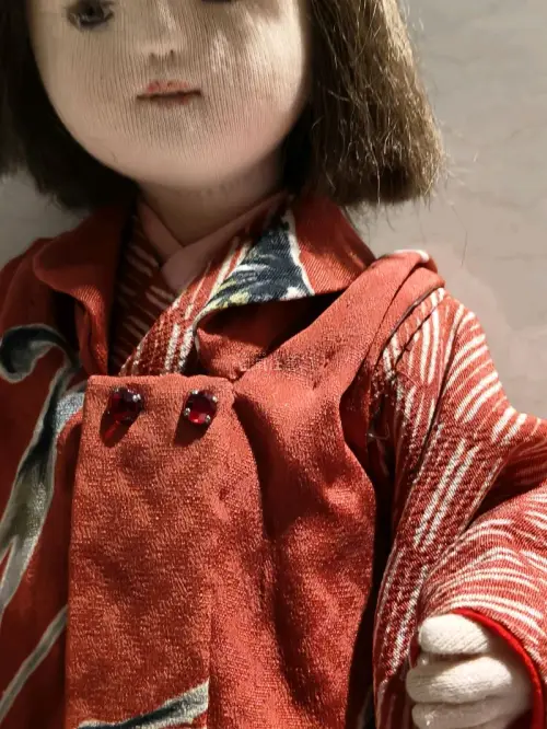 这次通过挖煤姬入手了心仪已久的中古工艺娃娃，整体购物体验十分完美。平台中文界面清晰易懂，翻译功能完善，浏览日本藏品很方便。代拍下单效率很高，超长免费仓储可以慢慢凑单合并包裹，十分划算。工作人员打包格外用心，用气泡膜层层包裹加固，全方位防护，完好护住人偶品相。物流信息...