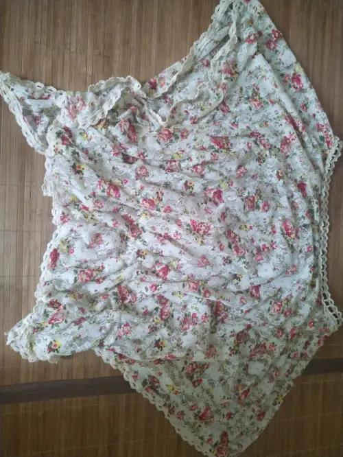 在挖煤姬海淘了一件碎花蕾丝上衣，和蕾丝外披。都是全新的。物流选用了竹蜻蜓专线。这个物流价格便宜，速度又快，真的很满意