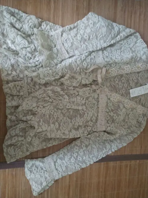 在挖煤姬海淘了一件碎花蕾丝上衣，和蕾丝外披。都是全新的。物流选用了竹蜻蜓专线。这个物流价格便宜，速度又快，真的很满意