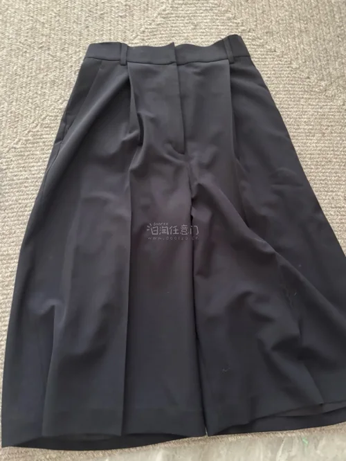 买到浪凡的中古套装，西服料子很舒服不易皱，版型很好，没有瑕疵。下单很方便丝滑，快递也很顺利，包装完好无损。