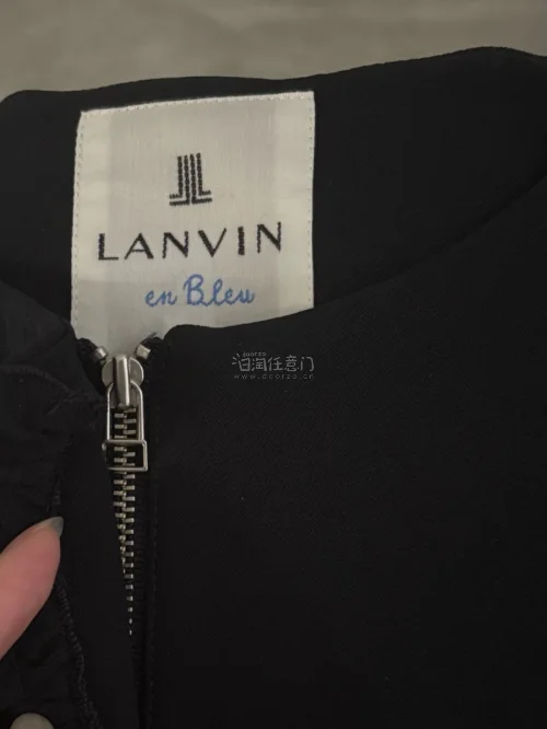 买到浪凡的中古套装，西服料子很舒服不易皱，版型很好，没有瑕疵。下单很方便丝滑，快递也很顺利，包装完好无损。