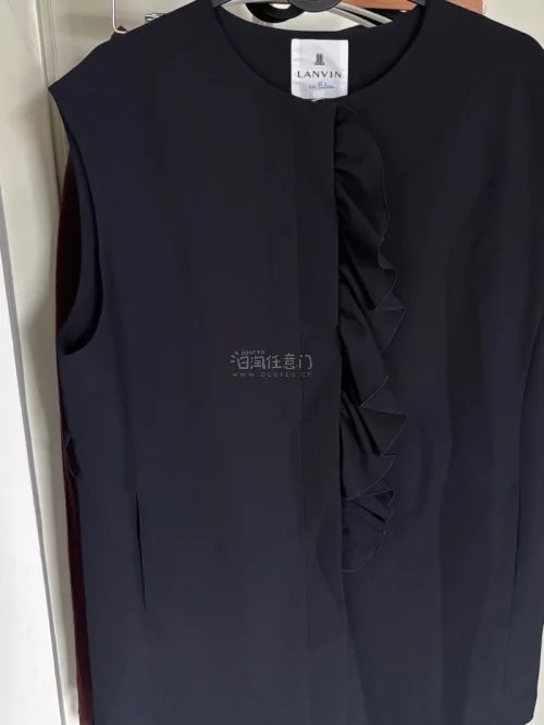买到浪凡的中古套装，西服料子很舒服不易皱，版型很好，没有瑕疵。下单很方便丝滑，快递也很顺利，包装完好无损。