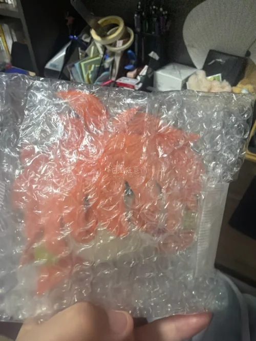 切煤买秀逗魔导士35周年展挂件一直放在仓库里，同时最近需要给即将出生的宝宝买尿不湿，两样东西一起寄回来真是暴露年龄的奇妙体验啊。由于想测试一下不同渠道邮寄的速度所以我和队友几乎同时下单了尿不湿，所以我用ems寄回来的，队友直接日亚寄过来的，居然同一天到。看到同样地址...