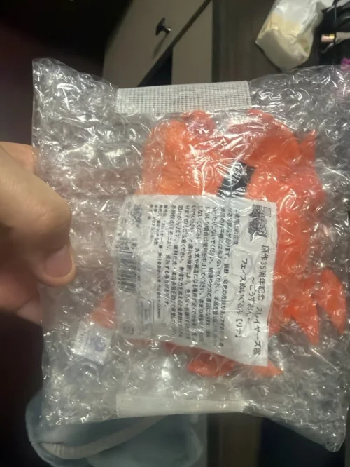 切煤买秀逗魔导士35周年展挂件一直放在仓库里，同时最近需要给即将出生的宝宝买尿不湿，两样东西一起寄回来真是暴露年龄的奇妙体验啊。由于想测试一下不同渠道邮寄的速度所以我和队友几乎同时下单了尿不湿，所以我用ems寄回来的，队友直接日亚寄过来的，居然同一天到。看到同样地址...