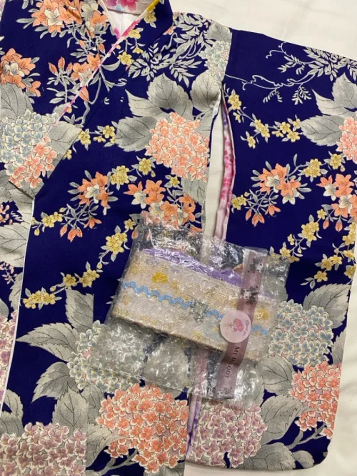 藏青紫阳花浴衣非常可爱！整套配齐到手就能穿，氛围感直接拉满，梦回夏日花火大会。挖煤姬收货也很方便，最近清关也快了。