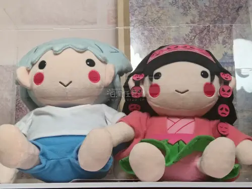 在挖煤姬买的全职猎人A赏玩偶还有一些咒术回战的钥匙扣，我实玩偶的体积很大，但有竹蜻蜓，物流运费很便宜，到的也很快呀，价格也很便宜，特别是钥匙扣才小几十，玩偶给人一种丑萌丑萌的感觉啊，哈哈哈(●°u°●) 」