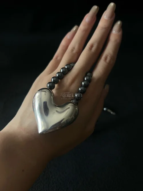 终于收到了在雅虎日拍上抢到的 GEORG JENSEN 爱心项链！不得不夸一下这次的购物体验，挖煤姬打包得非常用心，包裹严严实实，到手状态堪称完美。项链实物的沉甸甸质感真的太绝了，银质爱心吊坠弧度饱满又复古，搭配深色珠链有一种既高级又冷艳的气场。这次淘宝真的超值，满...