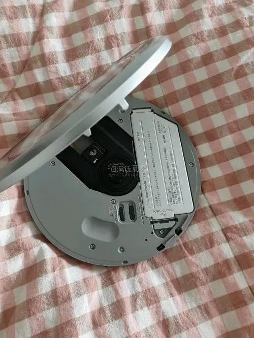 以前在挖煤姬淘过货，也淘过这款，不过都被朋友拿走了，这次是因为都索尼D-EJ700情有独钟，所以再次海淘，描述很一致的，选择照片清晰的购买，一般描述都很准确，但是都不太全面，所以我都以看到的为准