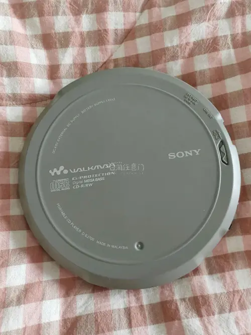 以前在挖煤姬淘过货，也淘过这款，不过都被朋友拿走了，这次是因为都索尼D-EJ700情有独钟，所以再次海淘，描述很一致的，选择照片清晰的购买，一般描述都很准确，但是都不太全面，所以我都以看到的为准