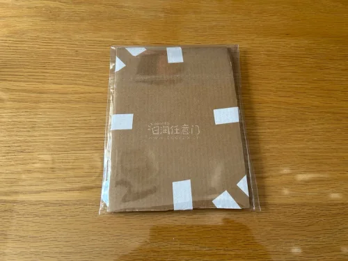 小卡是一张限购卡，因国内平台上的价格过高而来挖煤姬挖的，蹲到一个心理预期内的好价，用了挖煤姬的优惠券，下单了。

卖家发货很快，但还在路上的时候，日本岩手县发生地震，而发货地是未定的，因此有些忐忑，也找了客服询问是否有岛内快递公司的延迟通知，客服说没有，最后也在错发...