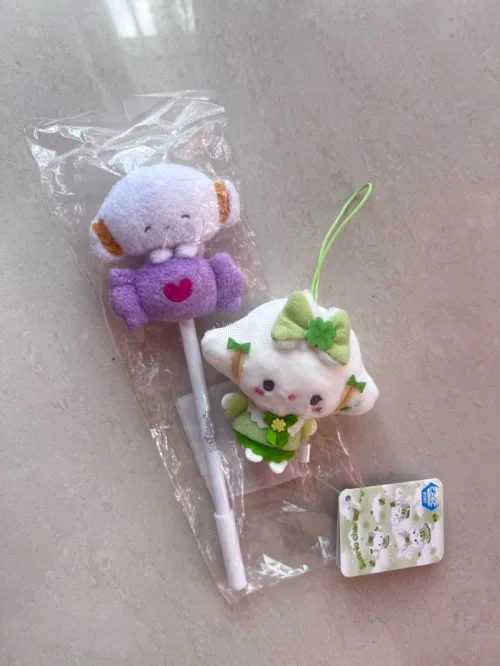 本次是在挖煤姬里面购入的小麦粉精灵毛绒玩偶，整体看上去没什么问题，非常满意。这次走的是竹蜻蜓，合单发货很快，大概10天左右就到了。挖煤姬真是太好用了。