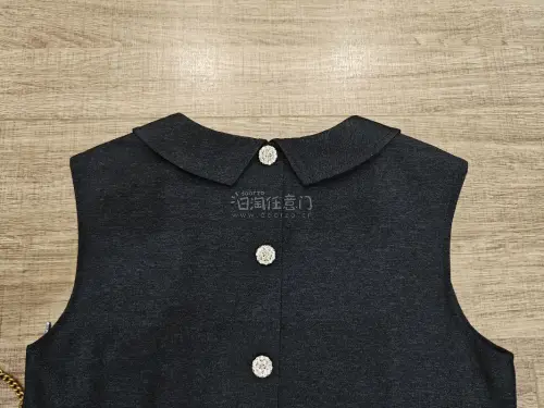 趁着暑期活动在日淘任意门集中入手了几套心仪的日系女装，全部顺利合箱签收，打包紧实又节省运费，一起来欣赏我的中古美衣合集吧❤️
第一套：FOXEY 紫黑色短款西装+米白真丝鱼尾半裙
 
经典FOXEY通勤套装，收腰短西装勾勒精致腰线，下摆蝴蝶结百褶半裙采用100%真丝...