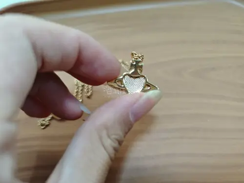 这次在平台入手了Vivienne Westwood中古爱心项链，商品成色接近未使用状态特别惊喜。选用竹蜻蜓专线发货，包裹重量很轻，物流费用实惠。平台汇率结算清晰透明，下单流程简单顺畅，卖家打包细心，收到的饰品完好无损，日淘中古体验安心又省心，以后还会继续在这里挑选心...